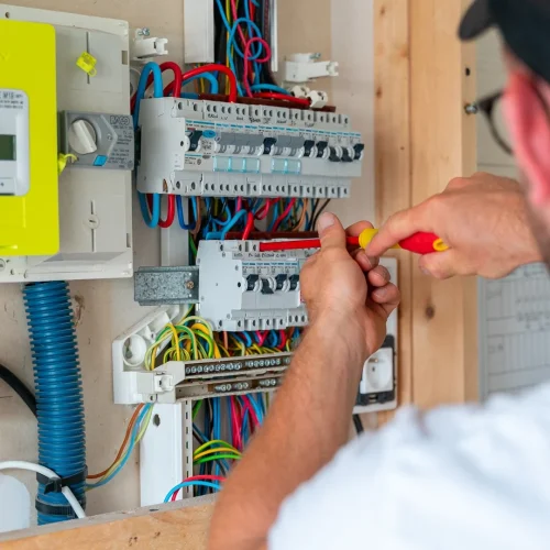 Un-electricien-qui-installe-un-tableau-electrique-a-Colomiers-qw131nlfi3chs3dddzihjq63a3q5690o2g7ovag7ps